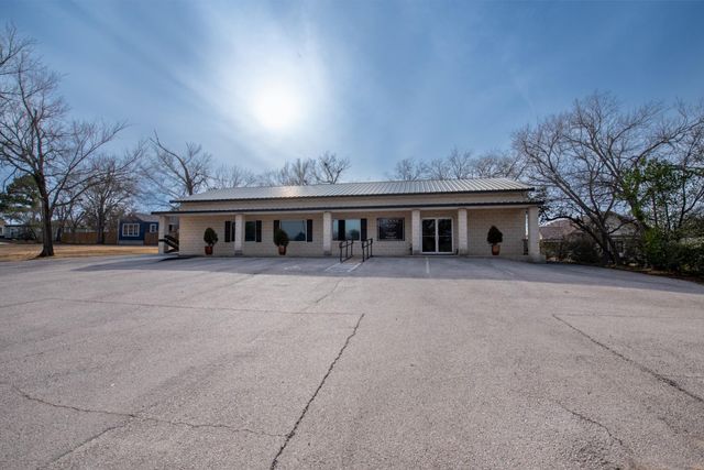 418 S Avenue D Ave, Elgin, TX 78621