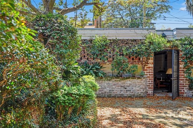 221 E Charlton Street, Savannah, GA 31401