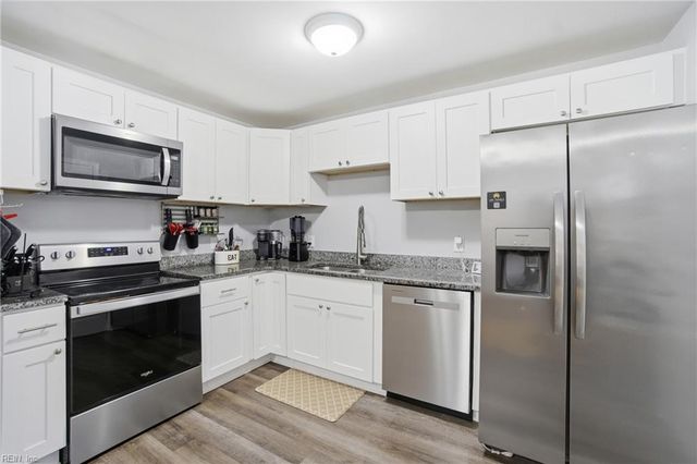 4 Tillerson DR, Newport News, VA 23602