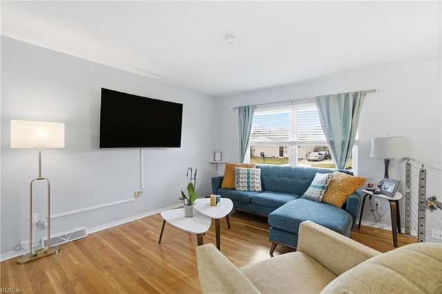 4 Tillerson DR, Newport News, VA 23602