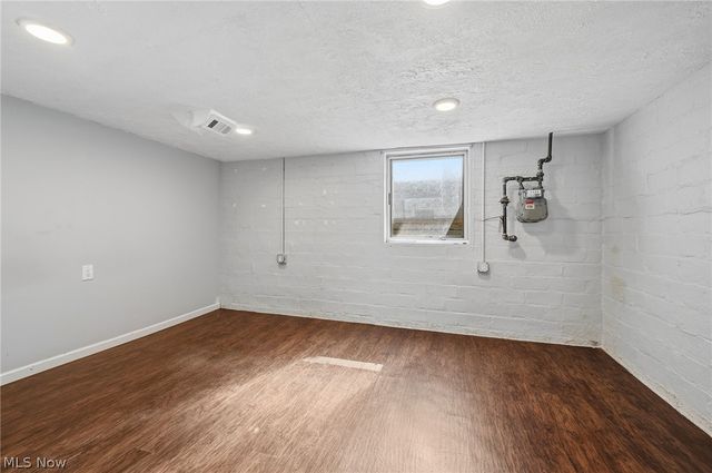 2400 Schell Avenue, Cleveland, OH 44109