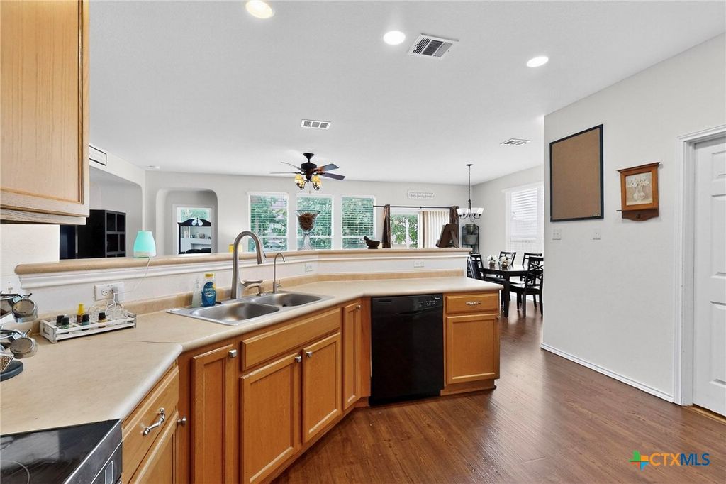 Image 10 of property listing at 140 Matthews Lane, Kyle, TX 78640