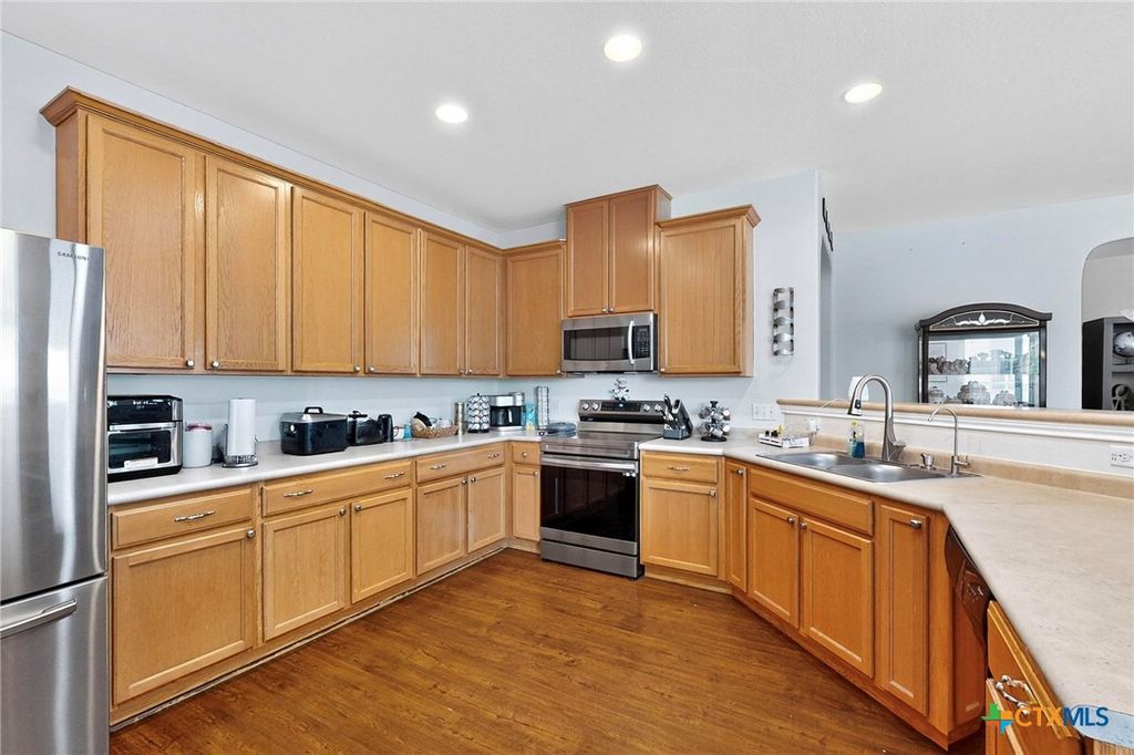 Image 11 of property listing at 140 Matthews Lane, Kyle, TX 78640