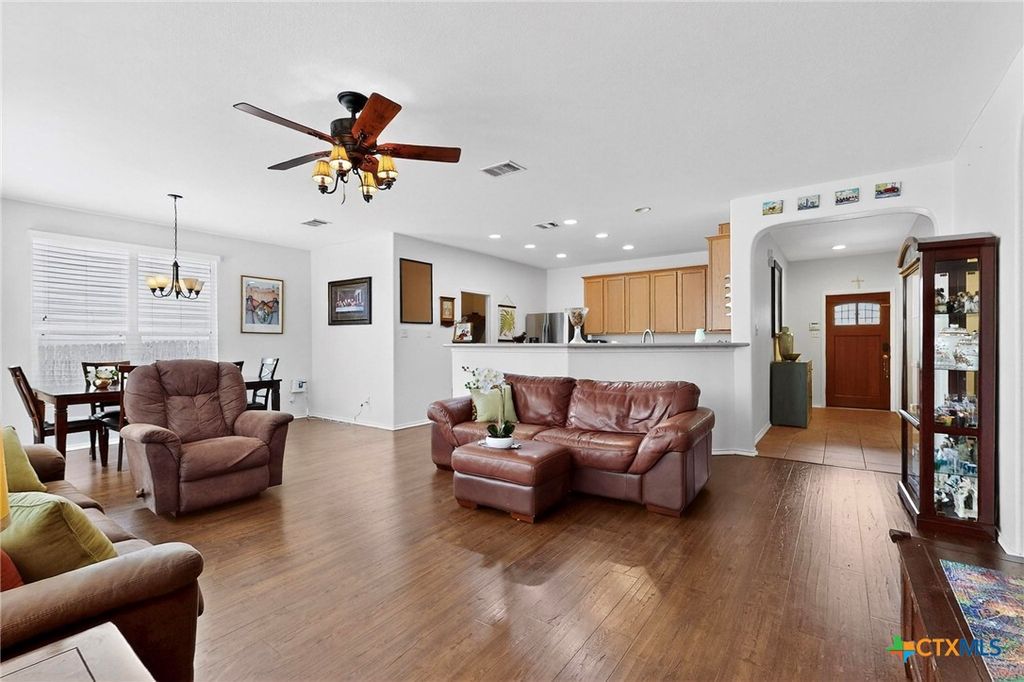 Image 5 of property listing at 140 Matthews Lane, Kyle, TX 78640