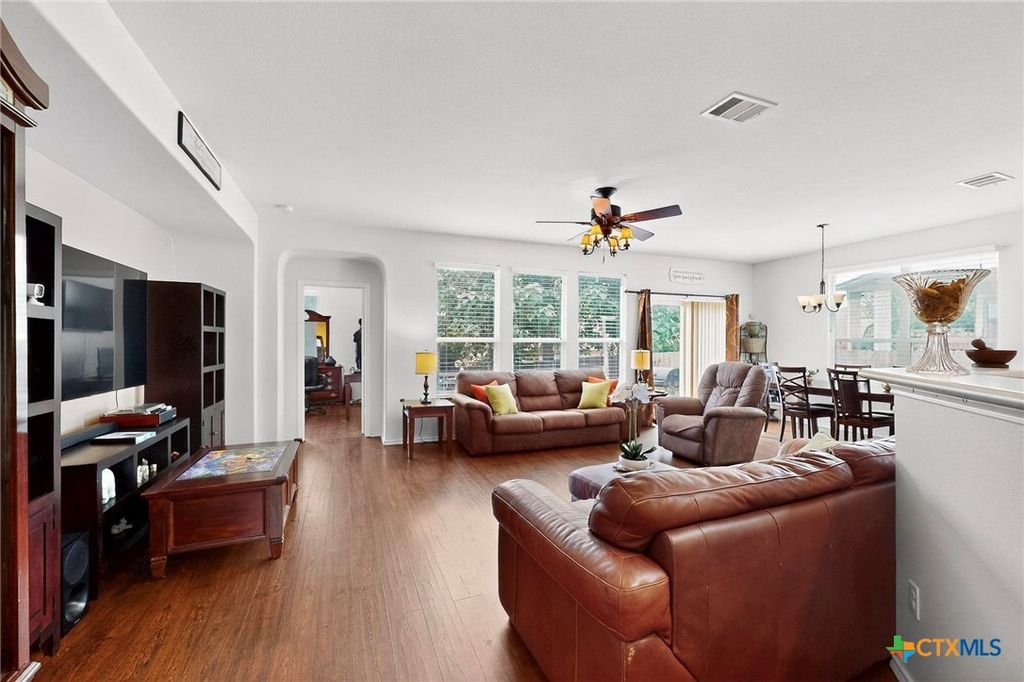 Image 6 of property listing at 140 Matthews Lane, Kyle, TX 78640