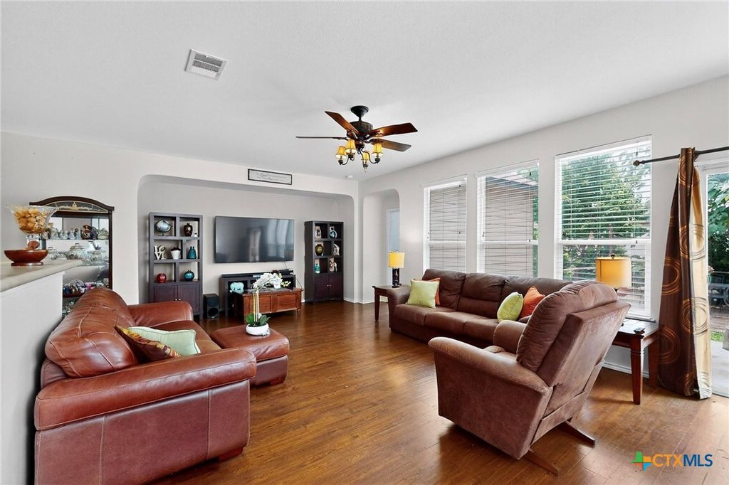 Image 7 of property listing at 140 Matthews Lane, Kyle, TX 78640