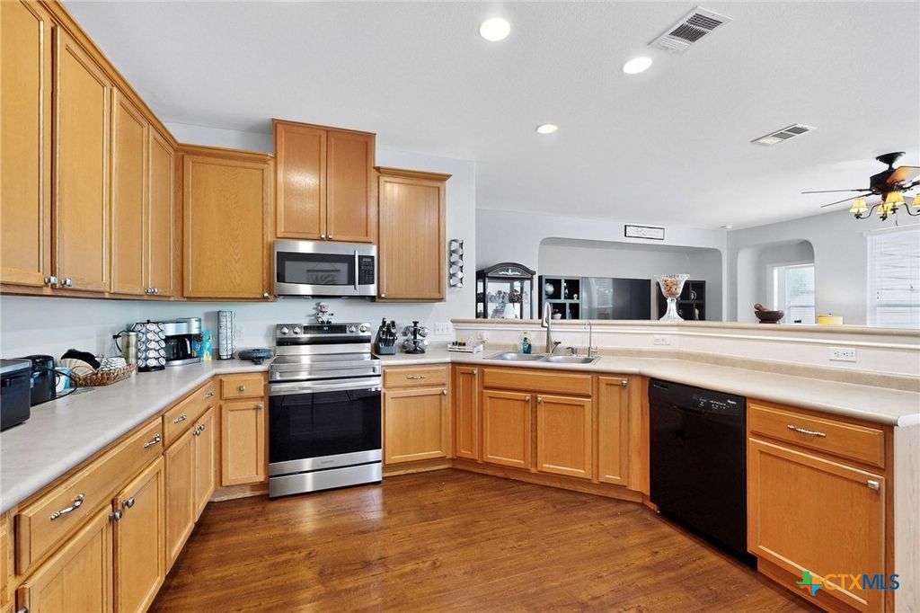 Image 8 of property listing at 140 Matthews Lane, Kyle, TX 78640
