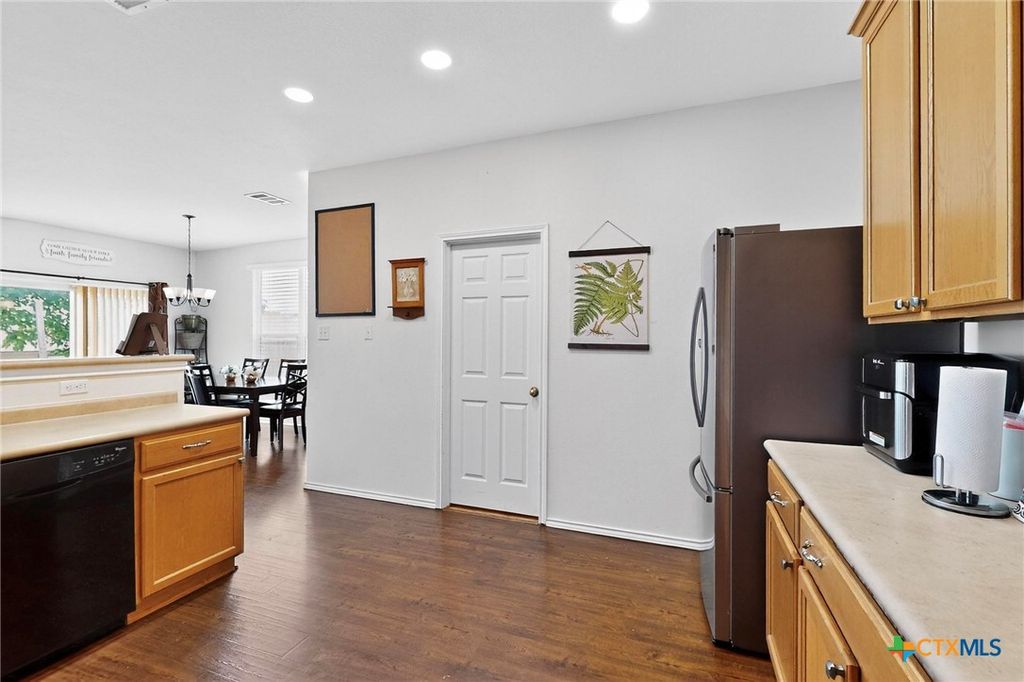 Image 9 of property listing at 140 Matthews Lane, Kyle, TX 78640