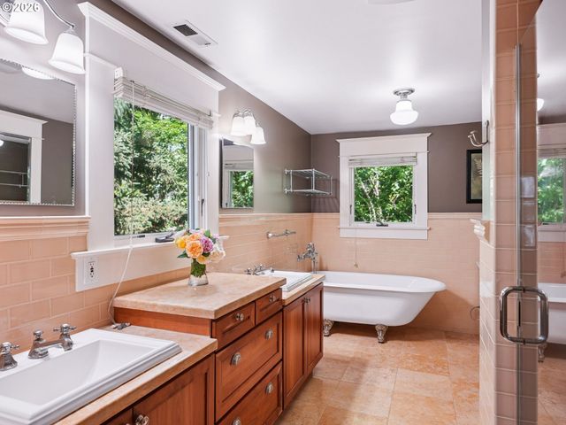 2517 Ne HAMBLET St, Portland, OR 97212