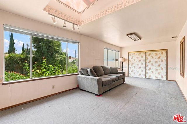 15954 Gault Street, Lake Balboa, CA 91406