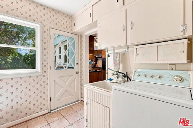 15954 Gault Street, Lake Balboa, CA 91406