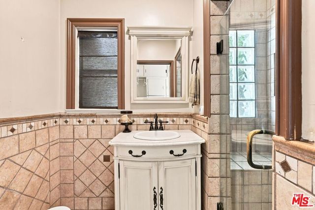15954 Gault Street, Lake Balboa, CA 91406