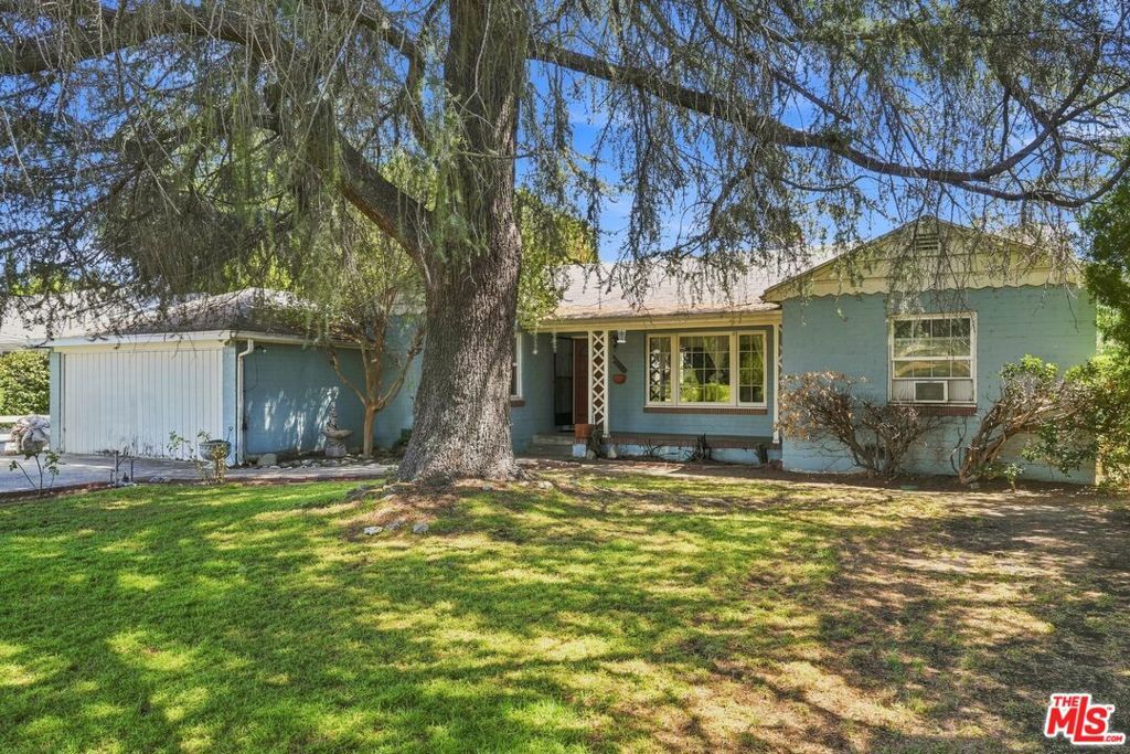 15954 Gault Street, Lake Balboa, CA 91406
