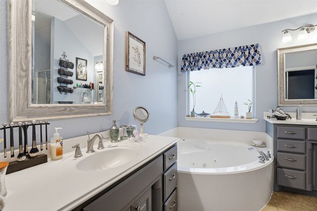 568 Willowview Drive, Saginaw, TX 76179