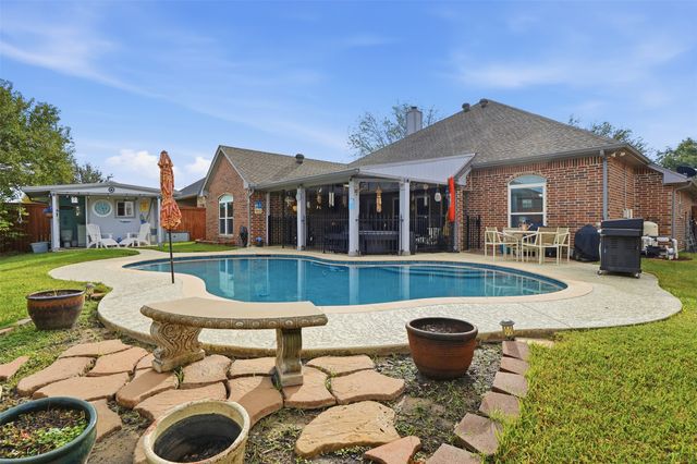 568 Willowview Drive, Saginaw, TX 76179