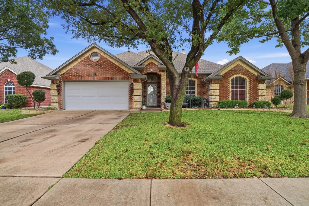 568 Willowview Drive, Saginaw, TX 76179