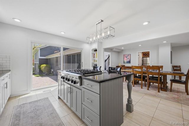 26296 Franklin Court, Franklin, MI 48025