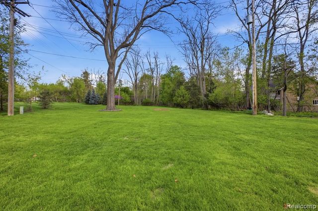 26296 Franklin Court, Franklin, MI 48025