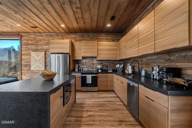 545 Edgewood Drive, Gatlinburg, TN 37738