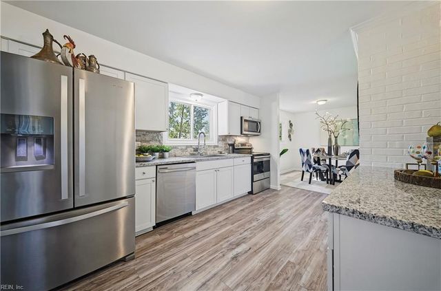 11 Linda DR, Newport News, VA 23608