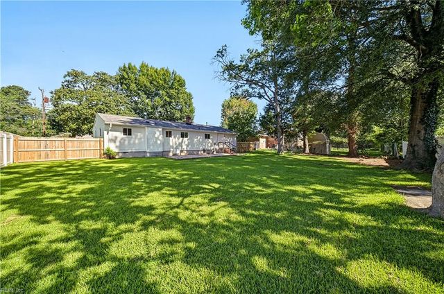 11 Linda DR, Newport News, VA 23608