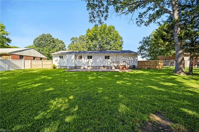 11 Linda DR, Newport News, VA 23608