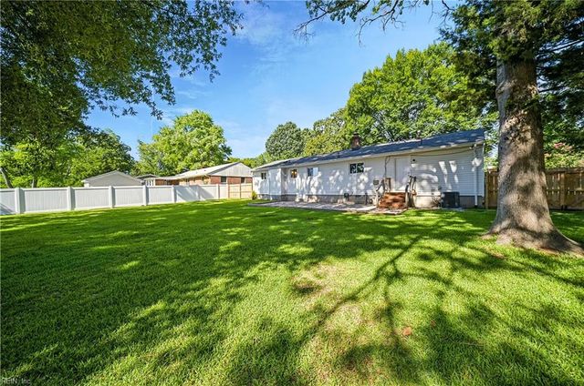11 Linda DR, Newport News, VA 23608