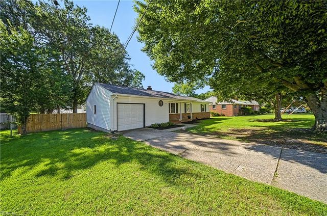11 Linda DR, Newport News, VA 23608
