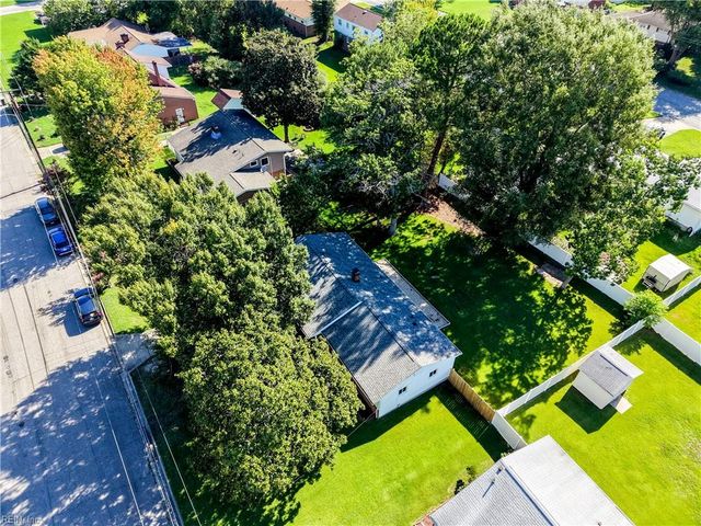 11 Linda DR, Newport News, VA 23608
