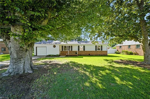 11 Linda DR, Newport News, VA 23608