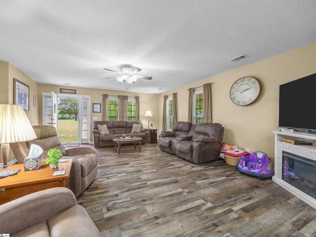 1915 Duncan Reidville Road, Duncan, SC 29334