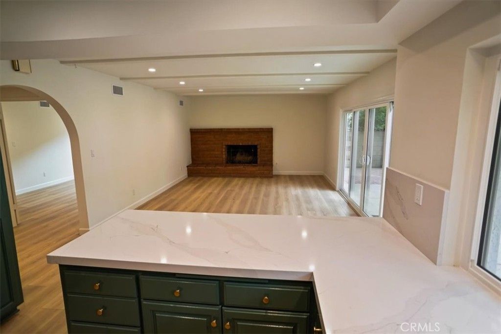 Image 10 of property listing at 1925 W Parkside, Burbank, CA 91506