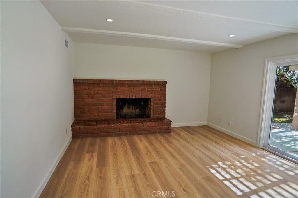 Image 11 of property listing at 1925 W Parkside, Burbank, CA 91506