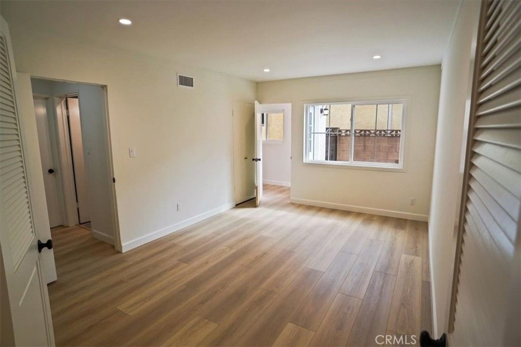 Image 13 of property listing at 1925 W Parkside, Burbank, CA 91506