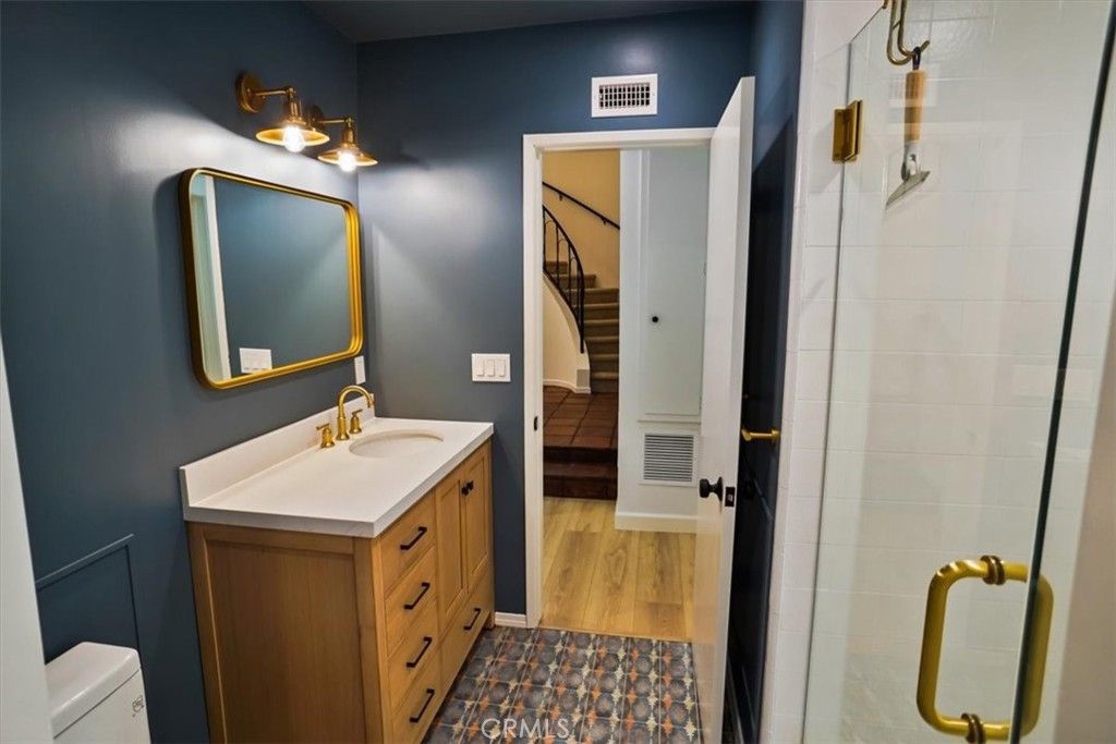 Image 15 of property listing at 1925 W Parkside, Burbank, CA 91506