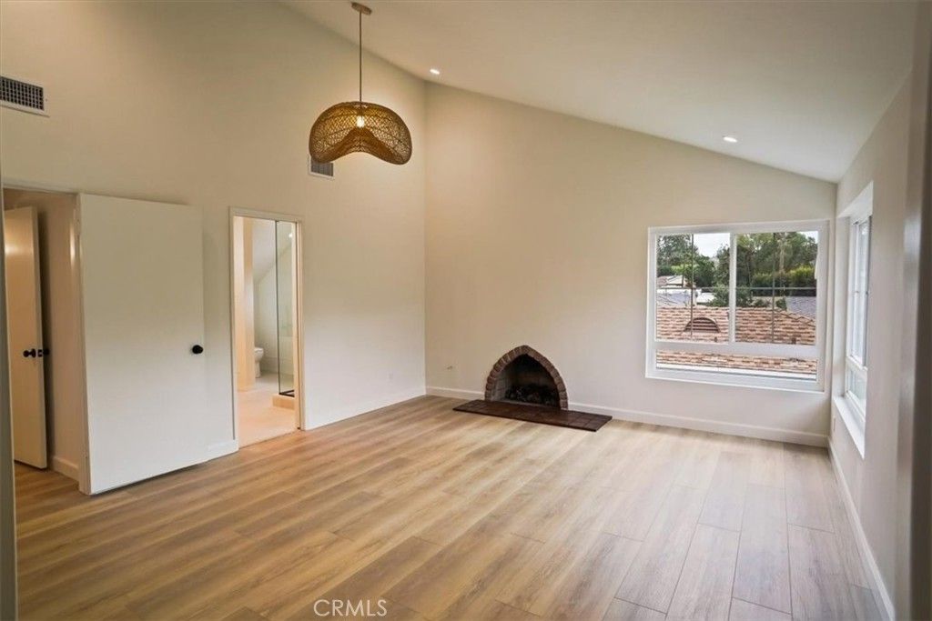 Image 18 of property listing at 1925 W Parkside, Burbank, CA 91506