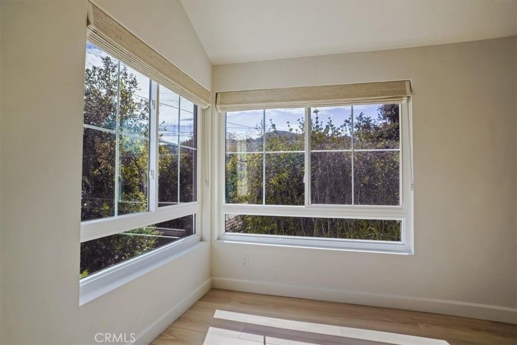 Image 20 of property listing at 1925 W Parkside, Burbank, CA 91506