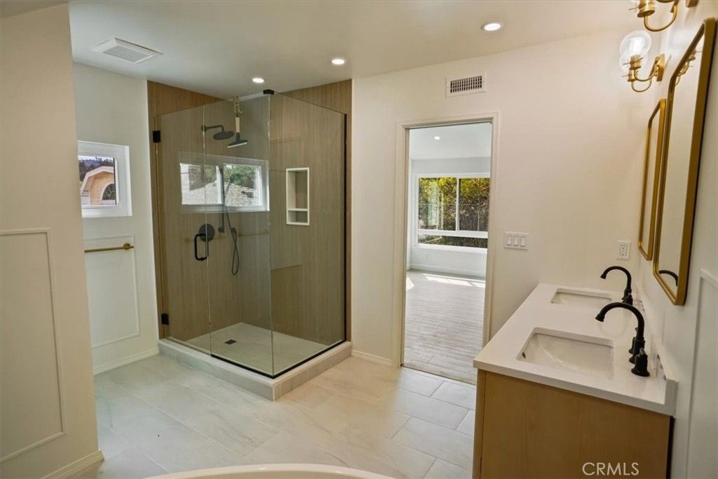 Image 22 of property listing at 1925 W Parkside, Burbank, CA 91506