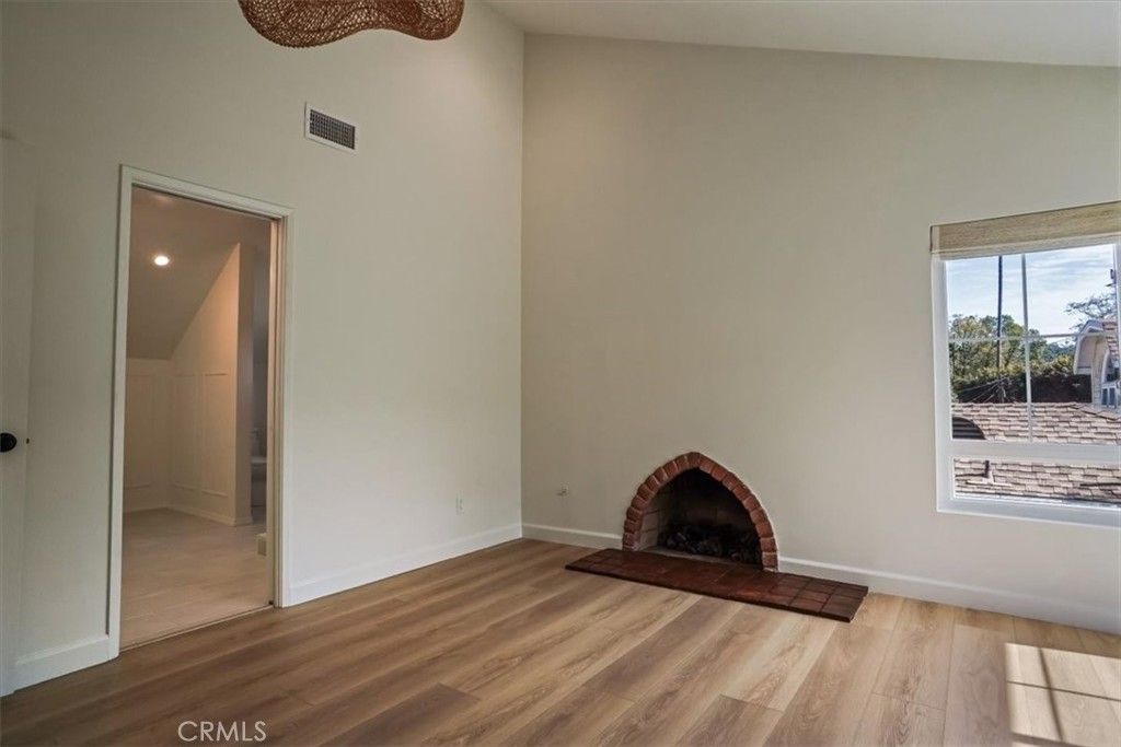 Image 25 of property listing at 1925 W Parkside, Burbank, CA 91506