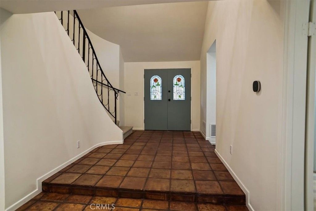 Image 3 of property listing at 1925 W Parkside, Burbank, CA 91506