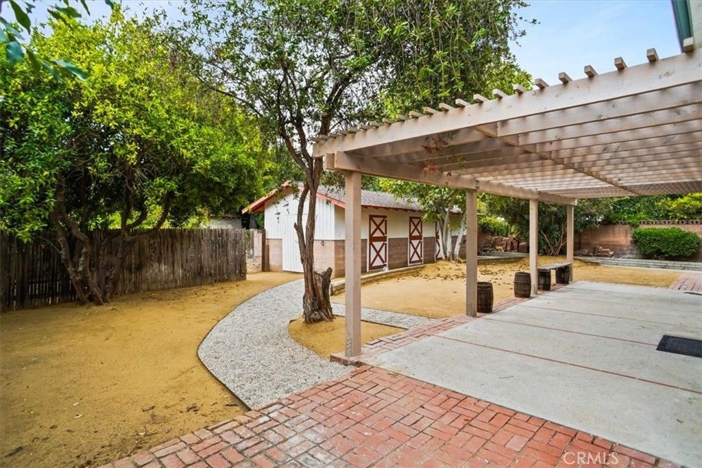 Image 32 of property listing at 1925 W Parkside, Burbank, CA 91506