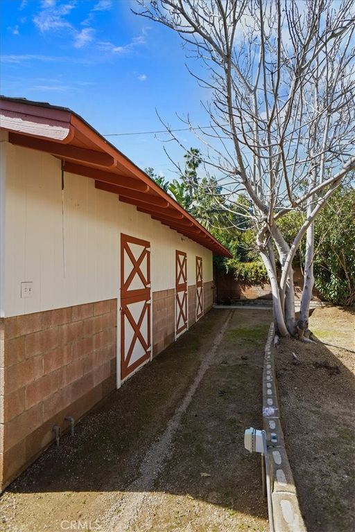 Image 35 of property listing at 1925 W Parkside, Burbank, CA 91506