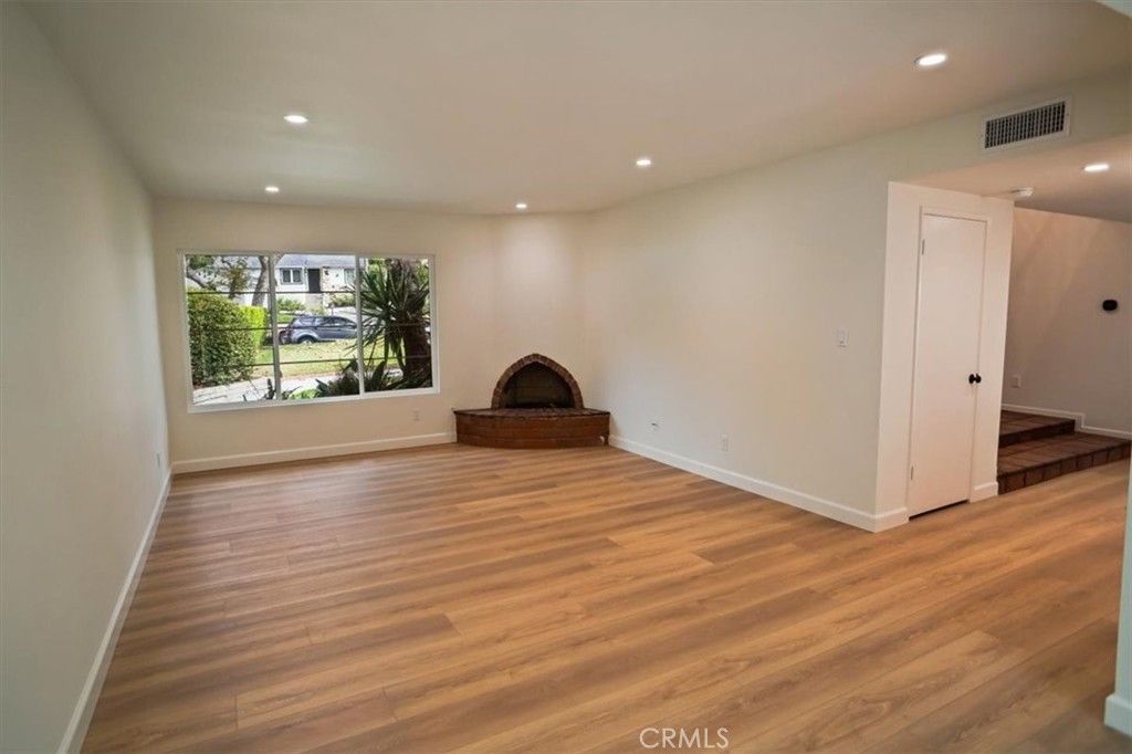 Image 5 of property listing at 1925 W Parkside, Burbank, CA 91506