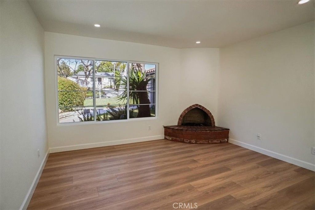 Image 6 of property listing at 1925 W Parkside, Burbank, CA 91506