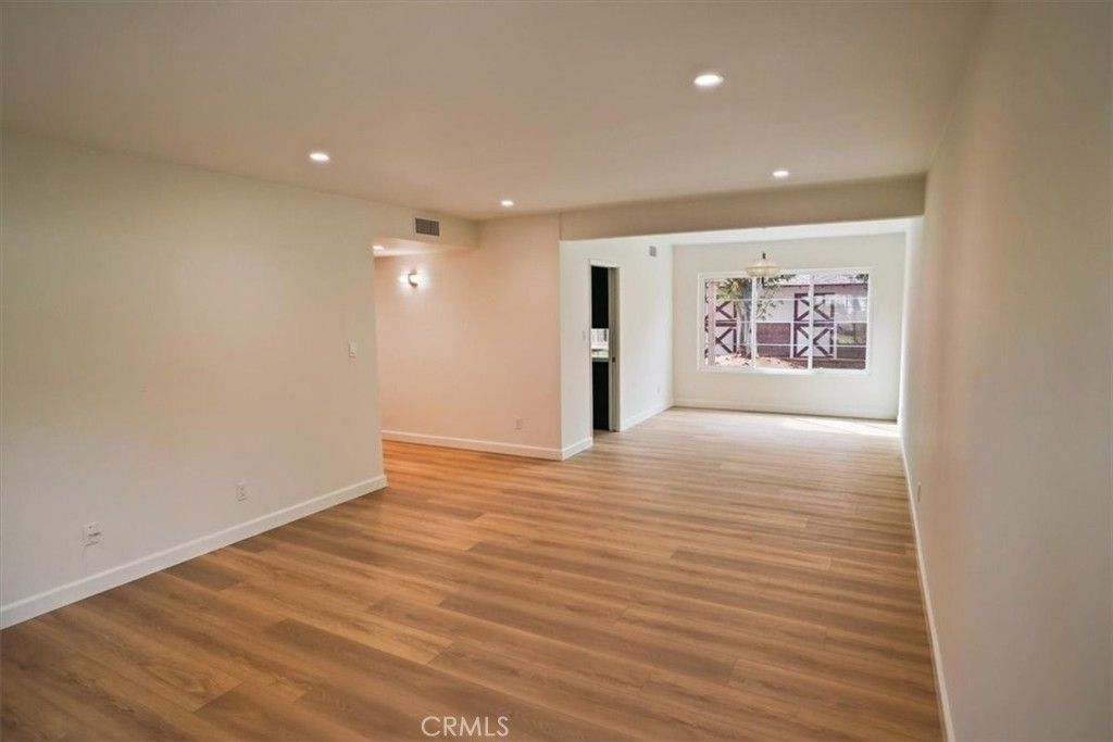 Image 7 of property listing at 1925 W Parkside, Burbank, CA 91506