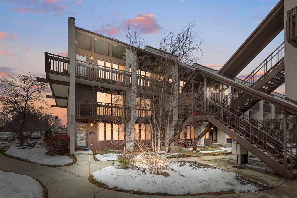 6600 W Wood River Drive 201, Niles, IL 60714