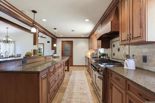 446 Quail Hollow Dr, Adkins, TX 78101