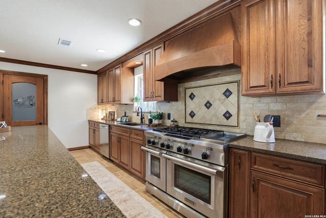 446 Quail Hollow Dr, Adkins, TX 78101