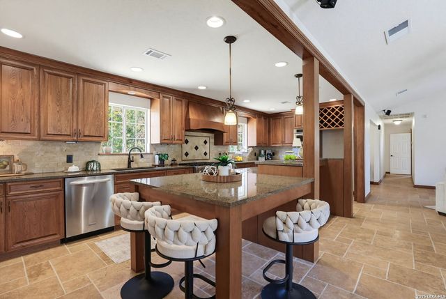 446 Quail Hollow Dr, Adkins, TX 78101