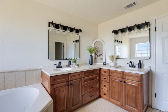 446 Quail Hollow Dr, Adkins, TX 78101